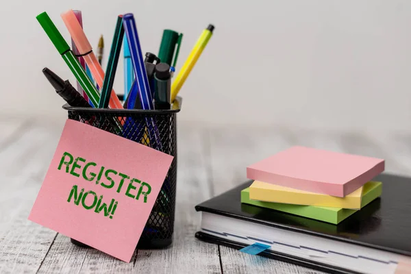 Handschriftliche Textregistrierung jetzt. Konzept, d.h. offizielle Liste oder Aufzeichnung, oder Dinge in Web- oder Forumschreibgeräte und Notizblätter mit Agenda-Buch auf dem Holztisch. — Stockfoto