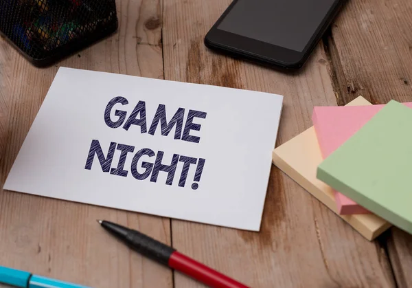 Palavra que escreve texto Game Night. Conceito de negócio para geralmente seu chamado em datas de jogo adulto como poker com amigos Vista superior mesa de madeira estacionária papel tablet caneta colorida stick pad notas . — Fotografia de Stock