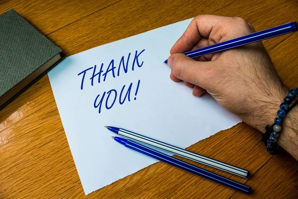 Pisanie pisma ręcznego dziękuję. Pojęcie znaczenie uprzejme wyrażenie używane przy uznaniu prezentu obsługi komplement Top Vie mężczyzna pismo drewniane biurko urządzenie elektroniczne pisanie w dół projektu. — Zdjęcie stockowe