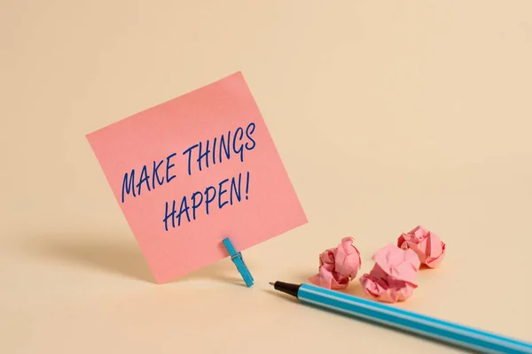 Escritura manual conceptual que muestra Make Things Happen. Exhibición de fotos de negocios que tendrá que hacer grandes esfuerzos con el fin de lograrlo . — Foto de Stock