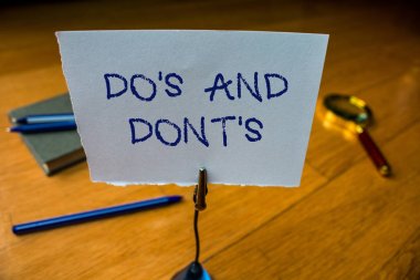 Do S and Dont S. iş fotoğraflarının bazı aktivite ve eylemlerle ilgili olarak bazı kurallar ve gelenekleri gösterdiğini gösteren not. Kağıt tabanlı kalem büyüteç elektronik cihazı hatırlatma kuralı..