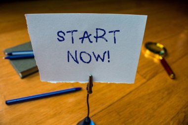 Şimdi Başla 'yı gösteren not yazılıyor. İş fotoğrafı gösteriminde tereddüt etmeyin. Hemen çalışmaya başlayın. Kağıt tabanı hatırlatma, kalem büyütme, cam büyütme, elektronik cihaz..