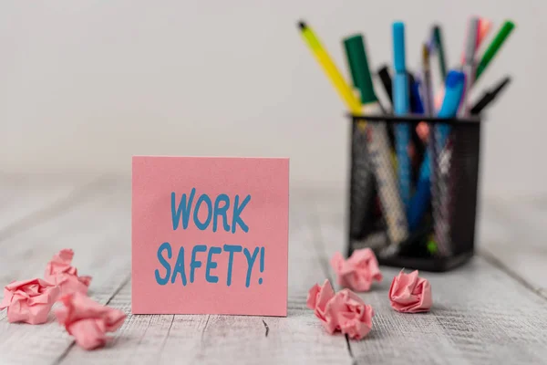 작업 안전을 보여주는 텍스트 기호입니다. 직원의 건강을 보장하기 위한 개념사진 정책 및 절차, 나무 테이블에 스크랩과 문구가 있는 일반 노트 용지 세트. — 스톡 사진