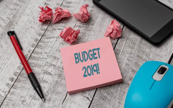 Szöveges jel mutatja költségvetés 2019. Fogalmi fotó becslés a bevételek és kiadások a folyó évben íróberendezés és papír plusz maradékot minialkalmazásokkal a fából készült íróasztal. — Stock Fotó