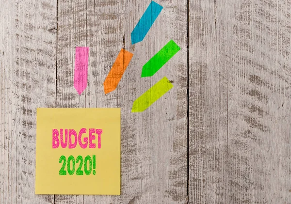 Conceptueel handschrift dat budget 2020 weergeeft. Zakelijke foto tekst raming van baten en lasten voor volgend of huidig jaar Opmerking papier en lijn pijl stickers op de top van de houten tafel Bureau. — Stockfoto