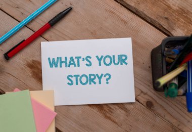 Ne S Your Story Soru gösteren kavramsal el yazısı. İş fotoğraf onun geçmiş yaşam eylemleri olaylar hakkında gösteren soran vitrine Not kağıtları ve kırtasiye yanlara softhued yerleştirilir