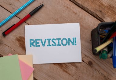 Revizyon gösteren kavramsal el yazısı. Denetim veya muhasebe Not kağıtları ve kırtasiye yerleştirilmiş yanlara yumuşak hued fon gibi birisi üzerinde revize eylem vitrine.