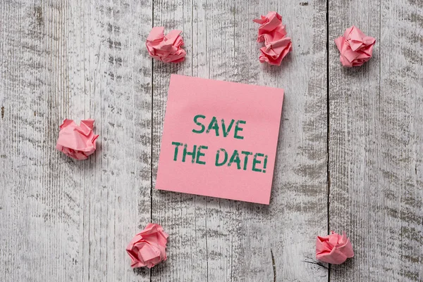 Scrivere una nota che mostra Save The Date. Business photo showcase Organizzare eventi ben fare giorno organizzatori di eventi speciali Spessa serie di carta semplice nota con scarti sul tavolo con texture in legno . — Foto Stock