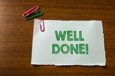 Kelime yazma metni aferin. Bir şeyi övmek için kullanılan iş konsepti ya da grup iyi iş yaptı. Boş sayfaları kapatın ve üç renkli şarjör kullanın. Ahşap masa.