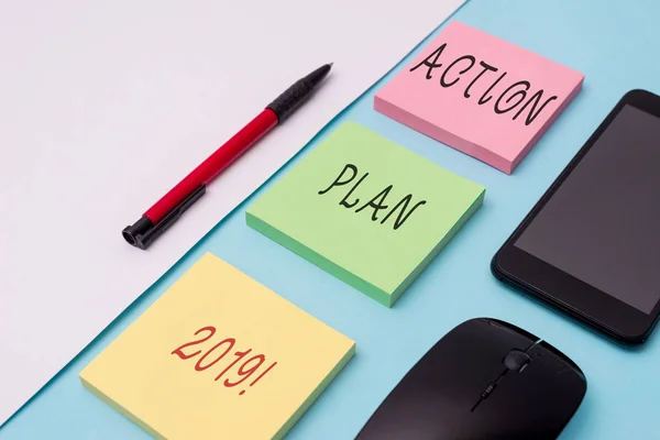 Word Writing Text Action Plan 2019. business concept for proposed strategy or course of actions for current year note papers and stationary plus gadgets plaziert seitwärts über dem Hintergrund. — Stockfoto