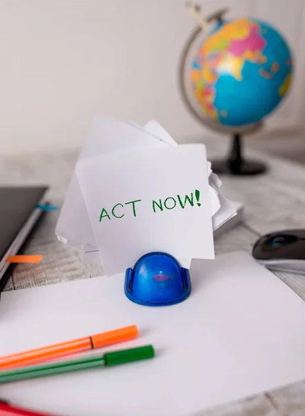 Word Writing Text Act jetzt. Business-Konzept für zögern Sie nicht und fangen Sie sofort an zu arbeiten oder Dinge zu tun, Schreib- und Computersachen plus Stift mit Papierbögen auf dem Holztisch. — Stockfoto