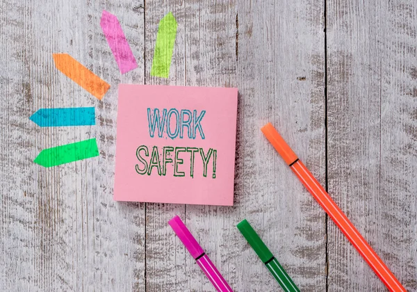İş Güvenliğini gösteren metin işareti. Çalışanların sağlığını sağlamak için kavramsal fotoğraf politikaları ve prosedürleri Ahşap masa masasının üstüne not kağıdı ve çizgi ok çıkartmaları.