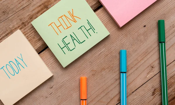 Think Health'i gösteren metin işareti. Tam fiziksel zihinsel ve sosyal iyi kavramsal fotoğraf durumu not kağıtları ve sabit yumuşak hued fon üstüne yan lara yerleştirilir olmak.