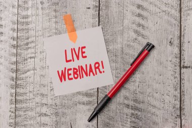 Live Webinar'ı gösteren metin işareti. Kavramsal fotoğraf sunum ders veya seminer Web One düz boş kağıt levha ve ahşap dokulu tablo ile bağlı bir kalem üzerinden iletilen.