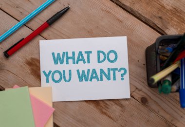 Ne İstersiniz Soru gösteren kavramsal el yazısı. İş fotoğraf vitrin söylemek veya yazmak amacıyla bir şey hakkında gösteren sormak için Not kağıtları ve sabit yanlara softhued yerleştirilir