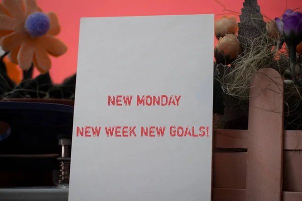 Texto de escritura de palabras New Monday New Week New Goals. Concepto de negocio para el fin de semana de despedida empezando nuevos objetivos . — Foto de Stock