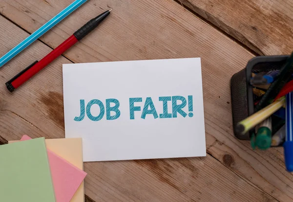 Escrita de mão conceitual mostrando Job Fair. Foto de negócios mostrando evento em que os empregadores recrutadores dão informações aos funcionários Nota papéis e estacionário colocado lateralmente pano de fundo softhued . — Fotografia de Stock