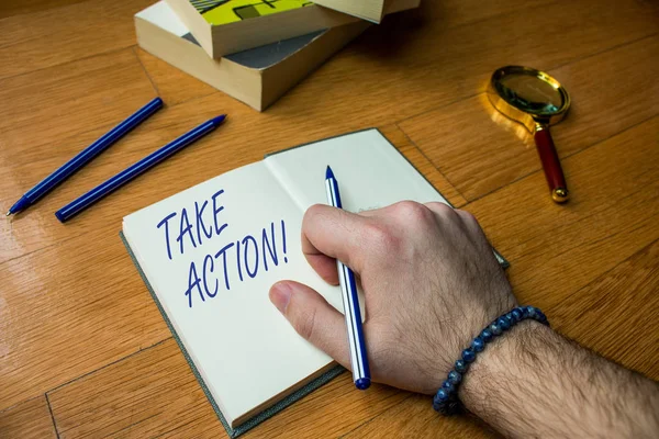 Texto de escritura de palabras Tomar acción. Concepto de negocio para hacer algo oficial o concertado para lograr el objetivo con el problema Close up view man writing notebook pen set lying wooden table two books . — Foto de Stock