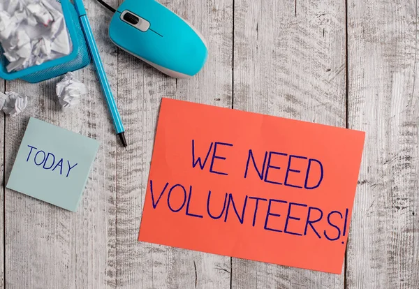 Teks tulisan kata We Need Volunteers. Konsep bisnis untuk seseorang yang bekerja tanpa dibayar untuk itu . — Stok Foto