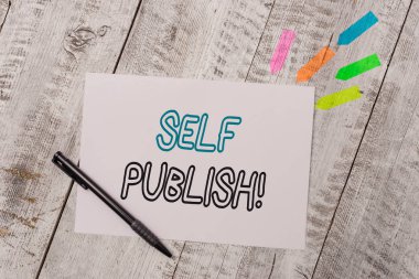 El yazısı metin Self Publish. Kavram anlamı yazar ahşap masa üzerinde kalem ile kendi pahasına bağımsız çalışma parçası yayınlamak Düz not kağıt ve çizgi ok çıkartmaları.