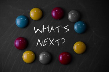 Ne S Sonraki Soru gösteren not yazma. Onun gelen eylemleri veya davranışları hakkında gösteren soran vitrine İş fotoğrafı.