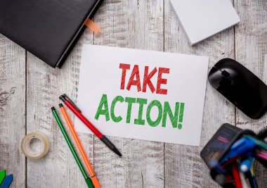 Take Action 'ı gösteren bir not yazıyorum. İş fotoğrafçılığı resmi bir şey yap ya da sorunlu bir amaca ulaşmak için bilgisayar ve sabit kağıt kağıtlı kalemle uyumlu bir şey yap.