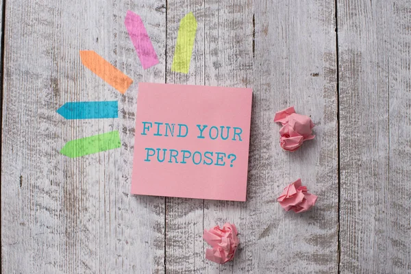 Word writing text Find Your Purpose question. Business concept for reason for something is done or for which exists Plain note paper and line arrow stickers on the top of wooden table desk. — Φωτογραφία Αρχείου