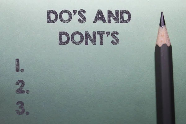 Γράφοντας σημείωμα που δείχνει το Do S Is And Dont S Is. Επαγγελματική φωτογραφία που παρουσιάζει συμβουλές Κανόνες ή έθιμα σχετικά με κάποια δραστηριότητα Close up front view pencil lying on stable sheet paper Writing. — Φωτογραφία Αρχείου