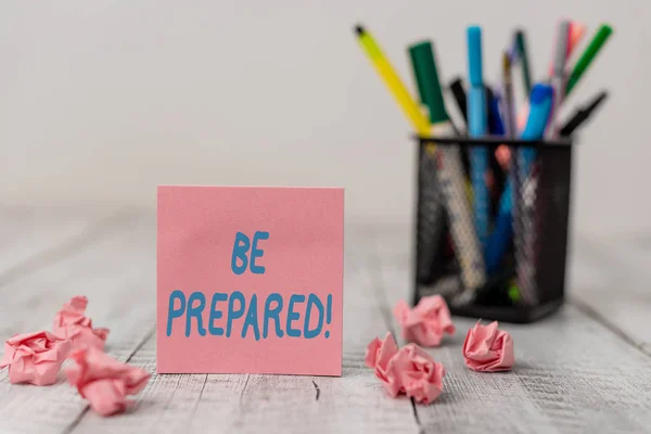 Signo de texto que muestra Prepárate. Foto conceptual tratar de estar siempre listo para hacer o tratar con algo Conjunto de papel de nota simple con sobras y estacionario en la mesa de madera . — Foto de Stock