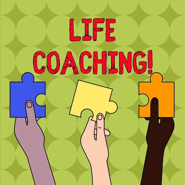 Текст почерка Life Coaching. Концепция означает демонстрации, используемые, чтобы помочь показать достижения своих целей в жизни Три цветные пустой головоломки кусочки головоломки, удерживаемые в разных руках людей . — стоковое фото