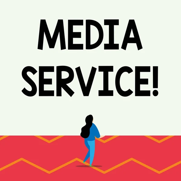 Word scrittura di testo Media Service. Business concept per i programmi server che offre streaming multimediale sul Web Lungthy acconciatura donna stand con una gamba sollevata in posizione di vista posteriore . — Foto Stock