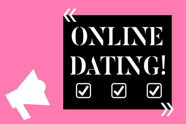 Πινακίδα κειμένου που δείχνει online dating. Εννοιολογική πρακτική της αναζήτησης ενός συντρόφου ροαναλύσιου στο Internet απομονωμένο μεγάφωνο που οδηγεί προς τα επάνω στο κενό πλαίσιο κειμένου σε εισαγωγικά. — Φωτογραφία Αρχείου