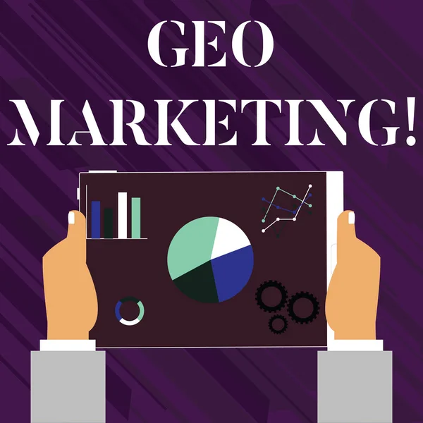 Escritura a mano de texto Geo Marketing. Concepto que significa las técnicas de marketing geolocalizadas para obtener nuevos clientes Manos sosteniendo la tableta con los iconos del controlador de optimización del motor de búsqueda en la pantalla . — Foto de Stock