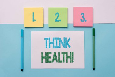 Think Health'i gösteren metin işareti. Tam fiziksel zihinsel ve sosyal iyi kavramsal fotoğraf durumu not kağıtları ve sabit yumuşak hued fon üstüne yan lara yerleştirilir olmak.