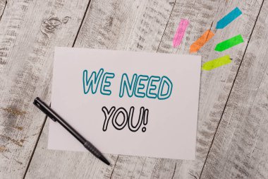 El yazısı metni Sana İhtiyacımız Var. Kavram belirli bir iş için birlikte çalışmak için birinden soran veya ahşap masa üzerinde kalem ile düz not kağıt ve çizgi ok çıkartmaları hedef.