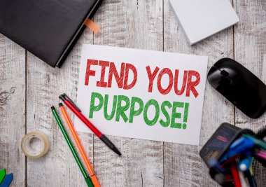 Amacınızı Bul 'u gösteren bir not yazılıyor. Bir şeyin yapılması için iş fotoğrafı gösterme nedeni ya da hala var olan sabit ve bilgisayar doldurma kalem masa üzerinde kağıt kağıtlar.