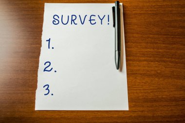 El yazısı metin Anketi. Kavram anlamı araştırma yöntemi önceden tanımlanmış bir grup Üst görünüm boş sabit kağıt ahşap masa kalemi yatan veri toplamak için kullanılır. Kompozisyon yazma.