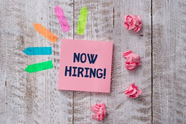 Şimdi Işe el yazısı metin yazma. Konsept anlamı gelecekteki çalışanlarla iş ilişkisinin değerlendirilmesi Ahşap masa masasının üstündeki not kağıdı ve satır ok çıkartmaları.