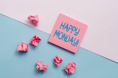 Mutlu Pazartesi'yi gösteren bir metin işareti. Kavramsal fotoğraf ona büyük yeni hafta Note kağıtları ve sabit yumuşak zemin üstüne yan lara yerleştirilen dilemek için sipariş gösteren söylüyorum.