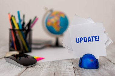 El yazısı metin Güncelleştirme. Kavram anlamı ahşap masada yapay küre ile yazılım programı Sabit ve bilgisayar maddeleri gibi bir şey daha modern ya da güncel yapmak.