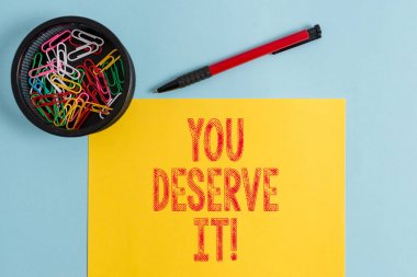 You Deserve It'i gösteren metin işareti. Kavramsal fotoğraf, nitelikleri veya eylemleri nedeniyle olmalıdır.