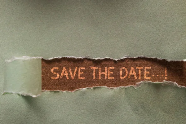 Texto de escrita de palavras Save The Date. Conceito de negócio para organizar eventos bem fazer dia organizadores de eventos especiais folha de furo longo papel em branco embrulhado rasgo de papel. Mesa de madeira fundo . — Fotografia de Stock