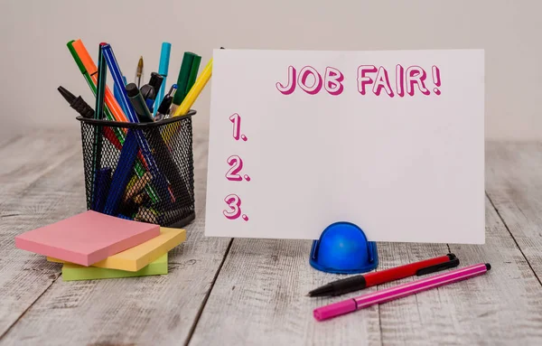 Escrevendo nota mostrando Job Fair. Foto de negócios mostrando evento em que os empregadores recrutadores dão informações aos funcionários Mouse estacionário e computador com globo na mesa de madeira . — Fotografia de Stock