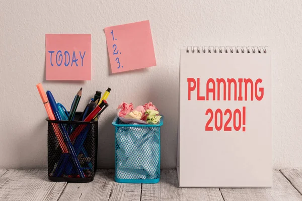 Концептуальний почерк, що показує планування 2020 року. Процес демонстрації бізнес-фотографій для планування чогось наступного року . — стокове фото