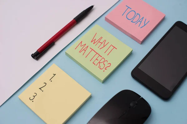 Writing note showing Why It Matters Question. Business photo showcasing most important thing to be done when involved in situation Note papers and stationary plus gadgets placed sideways above — Stock Photo, Image