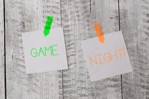 Scrivere testi a mano Game Night. Concetto significato di solito il suo chiamato su date di gioco per adulti come il poker con gli amici Abbondante di fogli di carta bianca pianura allegata con tavolo strutturato in legno . — Foto Stock