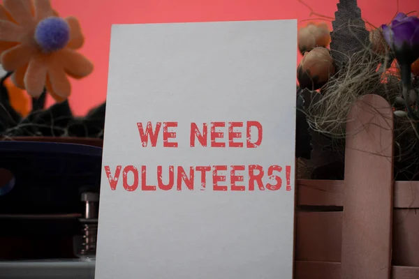 Texto de escritura de palabras Necesitamos Voluntarios. Concepto de negocio para alguien que trabaja sin que se le pague por ello . —  Fotos de Stock