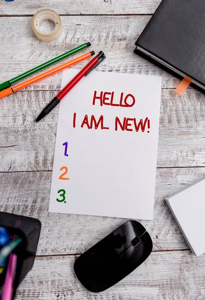 Escrita conceitual mostrando Hello I Am New. Foto de negócios mostrando usado como saudação ou para iniciar a conversa telefônica caneta material estacionário e computador com folhas de papel na mesa . — Fotografia de Stock