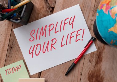 Kelime yazma metni Hayatınızı Basitleştirir. Önemli konulara odaklan ve bırak daha azı için başkaları endişelensin. Tahta masaya yapay küreyle ekipman ve çarşaflar yazsınlar..