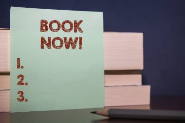 El yazısı metin Kitap Şimdi. Zaten üç ahşap farklı boyutlarda dikdörtgen kutuları kağıt kağıt kalem kadar yakın çünkü yer olması garanti kavramı.